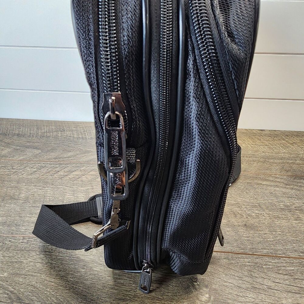 Kenneth Cole Reaction EZ-Scan 17" R-Tech Laptop Messenger Bag Black - Picture 12 of 12